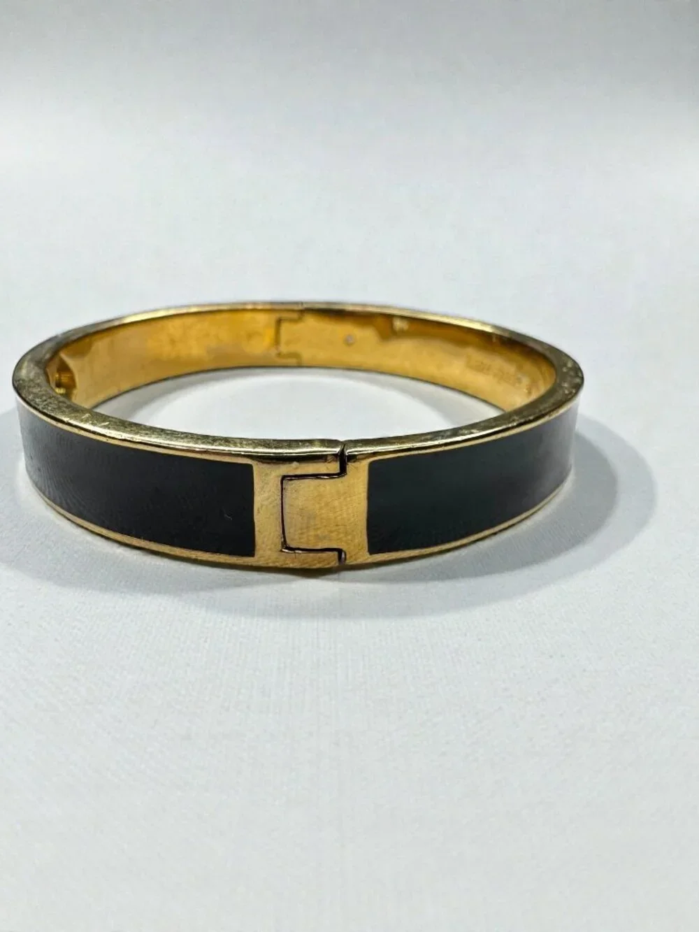 Kate Spade New York Black Enamel Spade Logo Gold Tone Hinged Bangle Bracelet - Picture 5 of 9